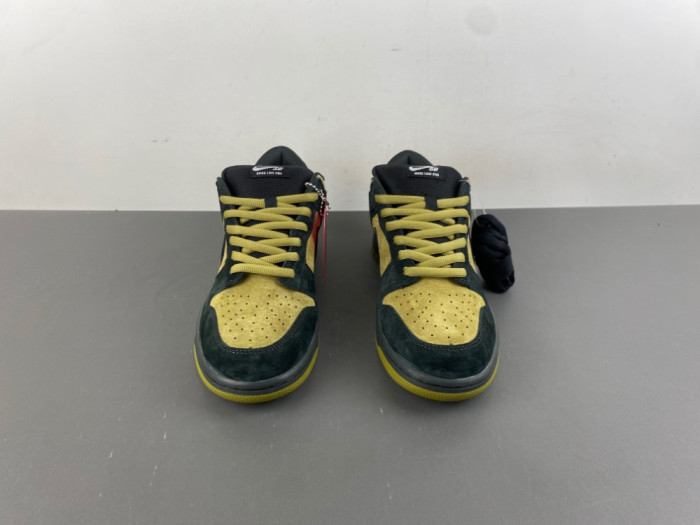 Svp*me x nike sb dunk low “camper green” hq8487-300