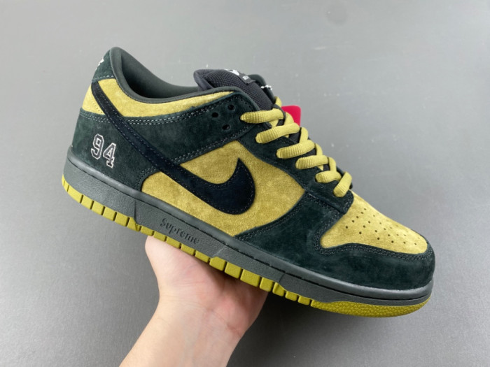 Svp*me x nike sb dunk low “camper green” hq8487-300